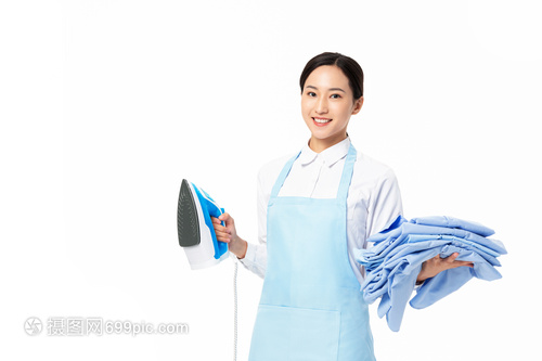 家政服務中的女性熨燙衣服